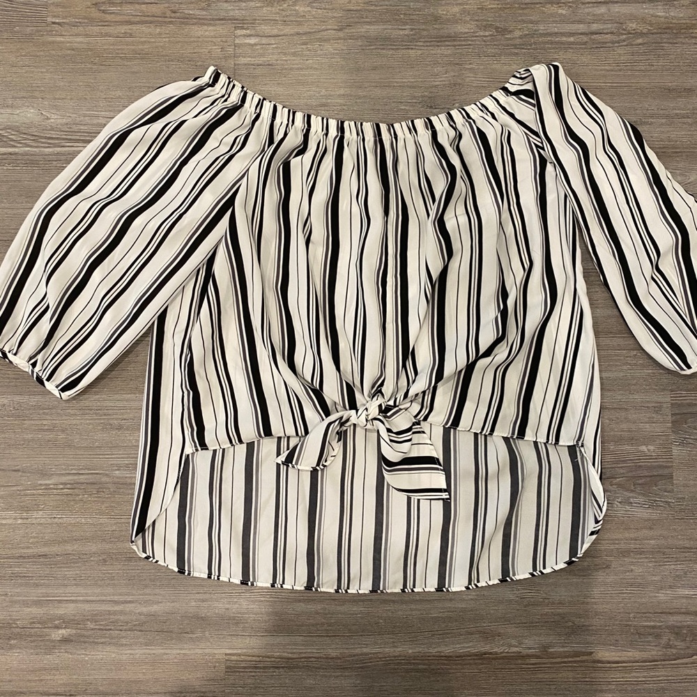 Women’s Off the Shoulder Top Size Small